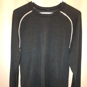 Like new, Lulu men’s long sleeve blue metal vent